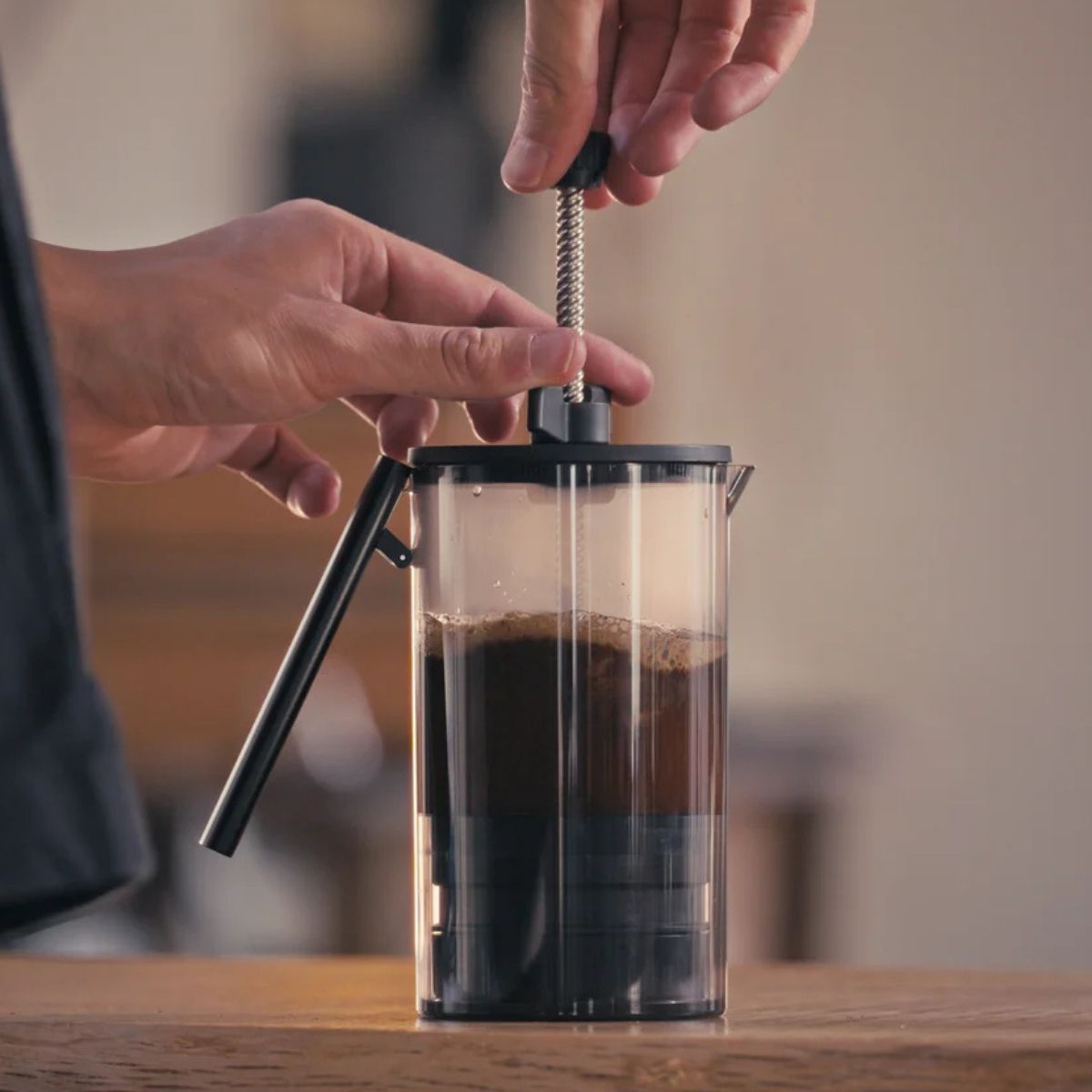 Brewing with the portable coffee brewer Road Runner